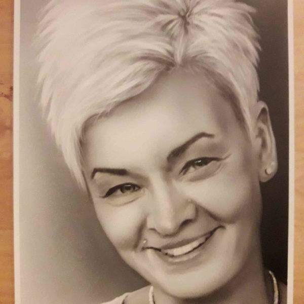 Frau portaitiert mit Airbrush